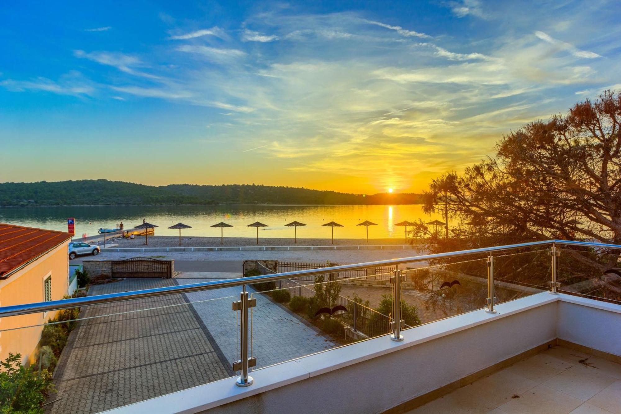 Apartmani Mato Pirovac Bagian luar foto