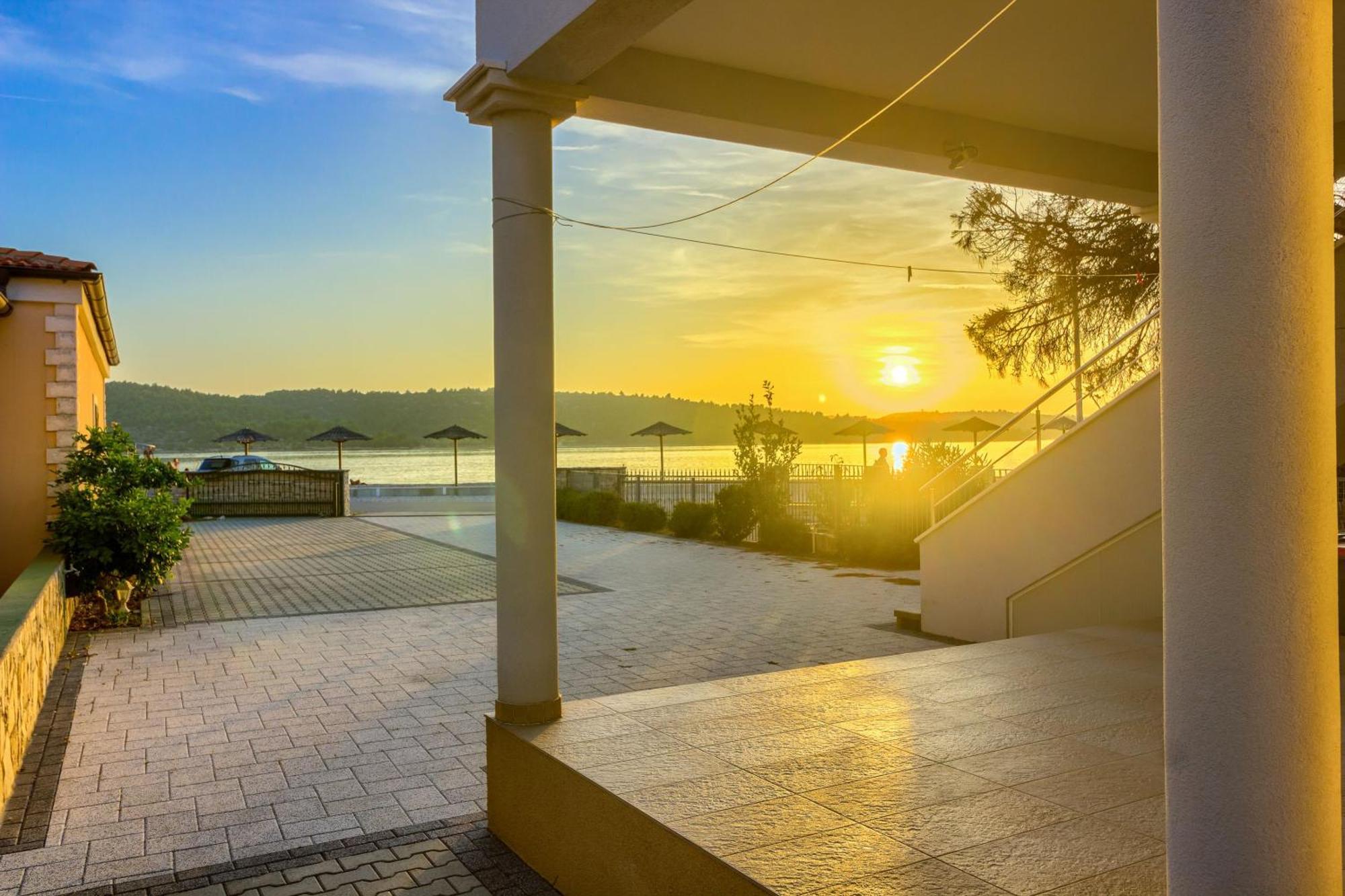 Apartmani Mato Pirovac Bagian luar foto