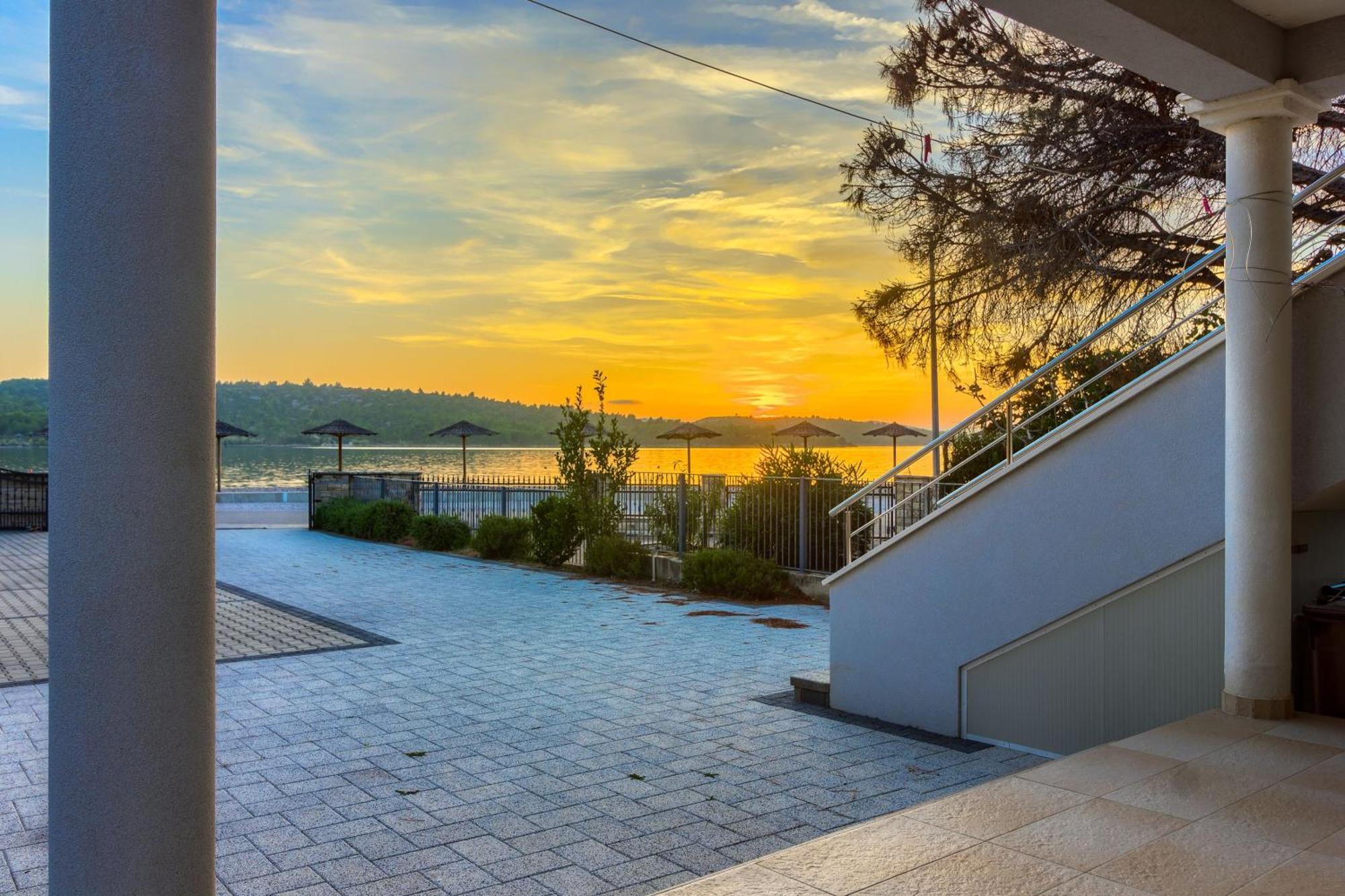 Apartmani Mato Pirovac Bagian luar foto